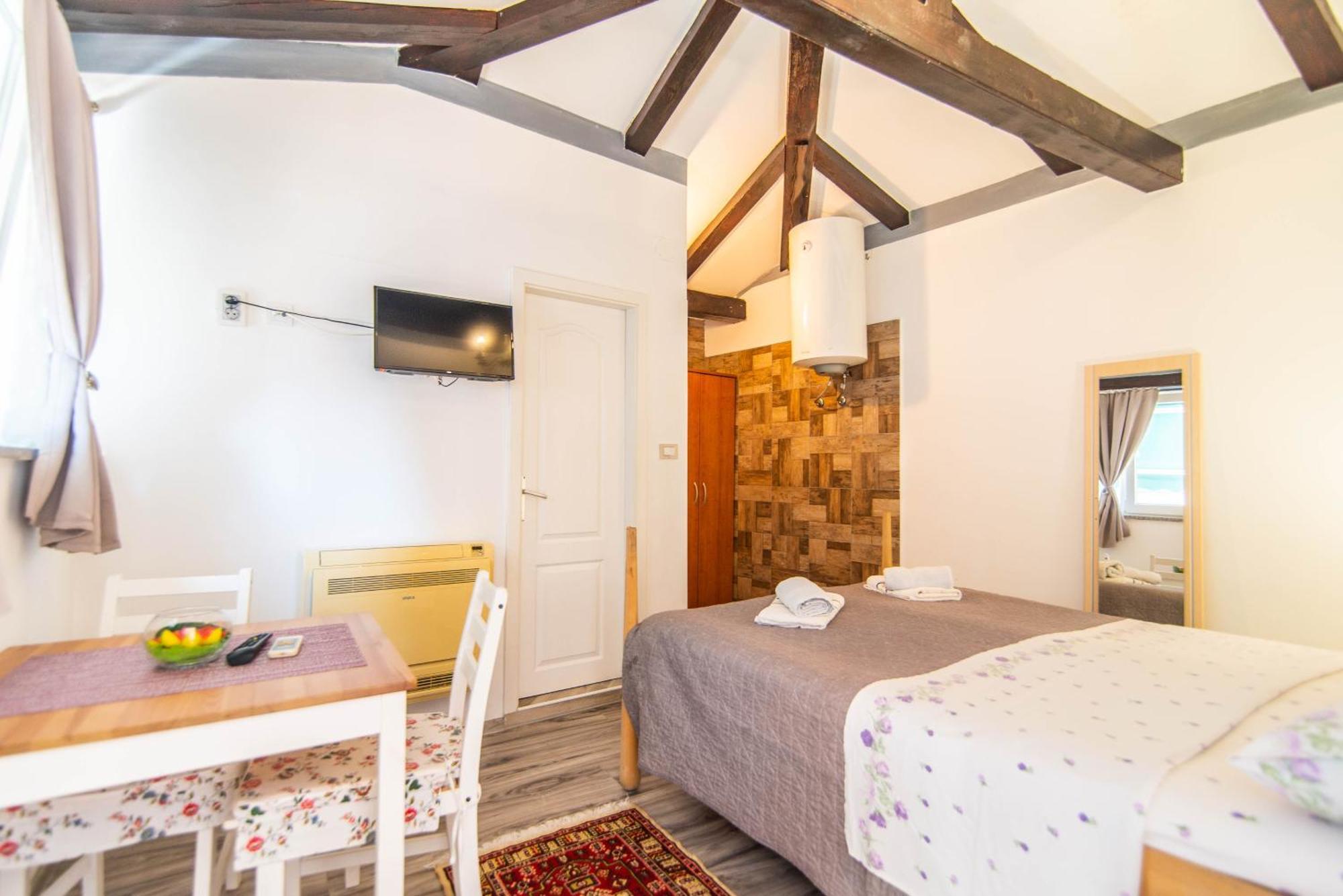 PUY Giovanna Boutique Rooms & Pool מראה חיצוני תמונה