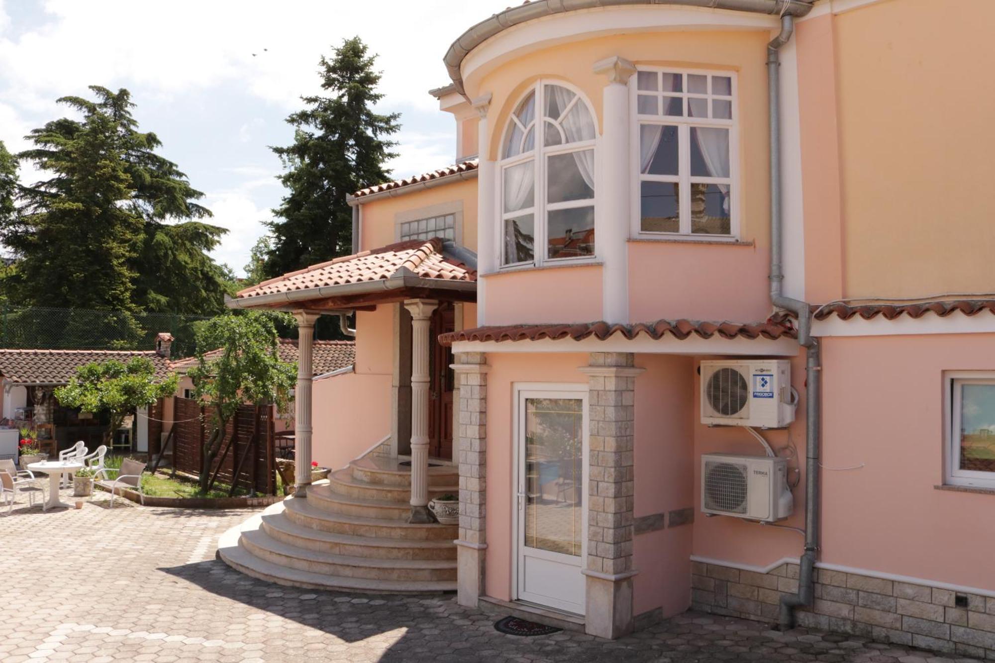 PUY Giovanna Boutique Rooms & Pool מראה חיצוני תמונה
